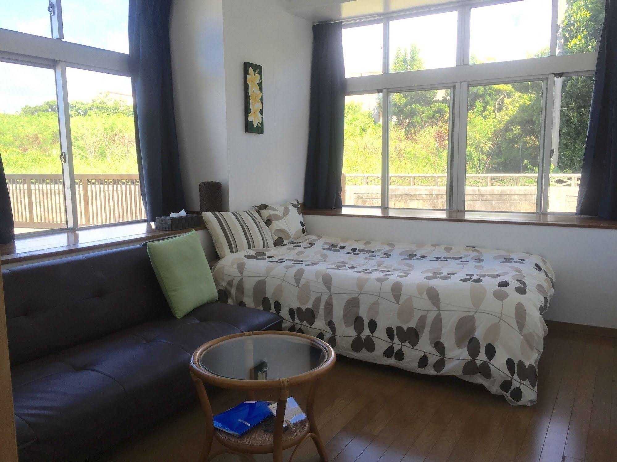 Guesthouse Seagull Village Мотобу Екстер'єр фото
