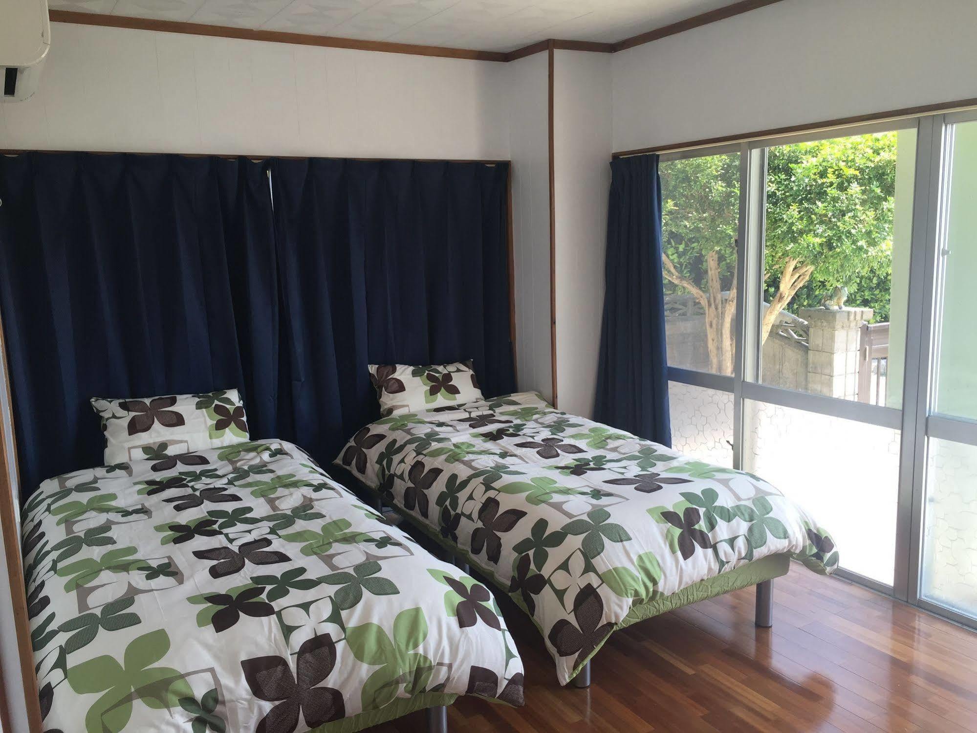 Guesthouse Seagull Village Мотобу Екстер'єр фото